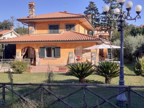 una casa con una valla delante en Serendipity, en Grottaferrata