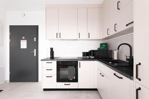 Kuchyň nebo kuchyňský kout v ubytování Apartament Brzeziny by Stay&Rest - szybki dojazd i parking