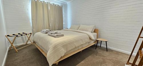 Ένα ή περισσότερα κρεβάτια σε δωμάτιο στο Riviera Coastal Stay