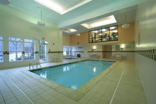 בריכת השחייה שנמצאת ב-D. Hotel Suites & Spa או באזור