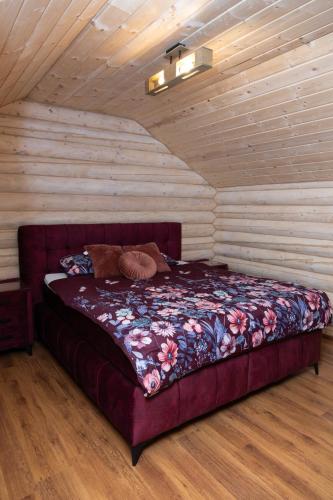 Llit o llits en una habitació de Log House