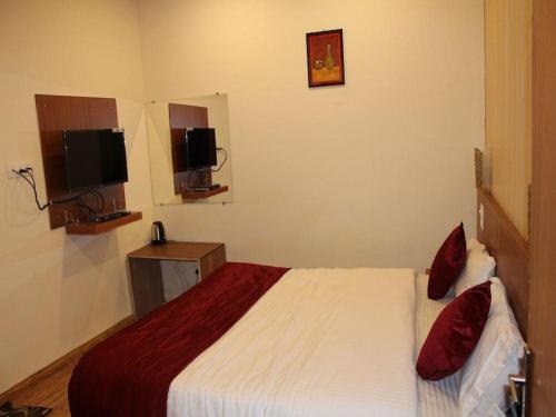 TV a/nebo společenská místnost v ubytování Aurevelle Kastura Resort Kanatal - 5 Min from Surkhanda Devi Temple # Mountain View Rooms # Himalayan View Resort