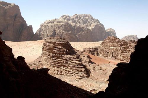 una vista di un deserto con montagne e rocce di Moon light a Disah