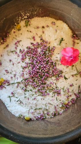 a pot filled with rice with a pink flower on top at Mājīgs dzīvoklis netālu no jūras in Skulte