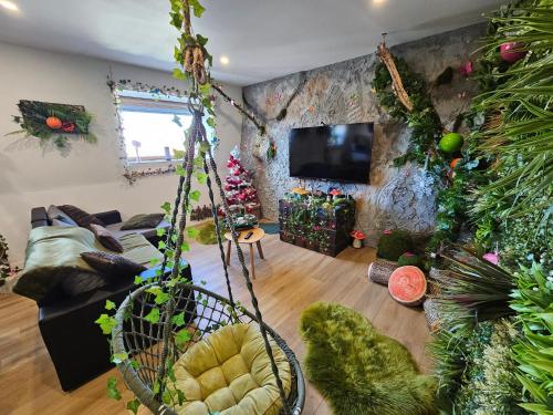 TV a/nebo společenská místnost v ubytování Appartement "Forêt enchantée" tout confort à 20 minutes de Lille et Arras