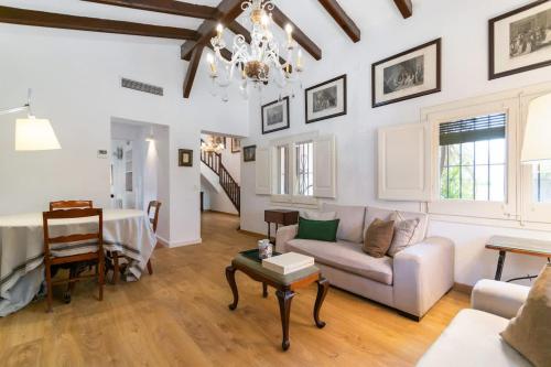 シッチェスにあるCasa Alba Garden & Calmのソファとテーブルのあるリビングルーム