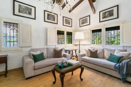 シッチェスにあるCasa Alba Garden & Calmのソファ2つとテーブルのあるリビングルーム