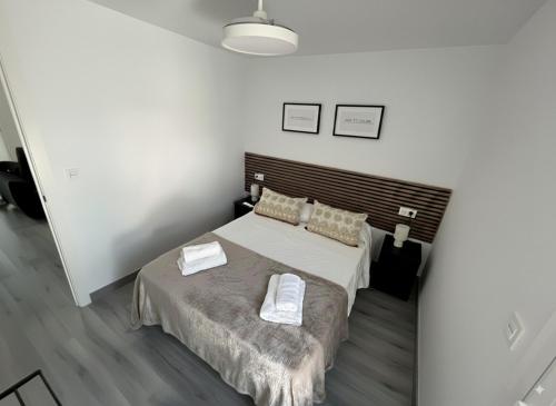 Un dormitorio con una cama con dos toallas encima. en Apartamentos El Savio, en Ronda