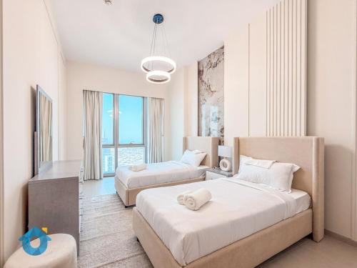 Postel nebo postele na pokoji v ubytování Next to Burj Khalifa & Dubai Mall Luxury 2BR Grande Signature - Like Home