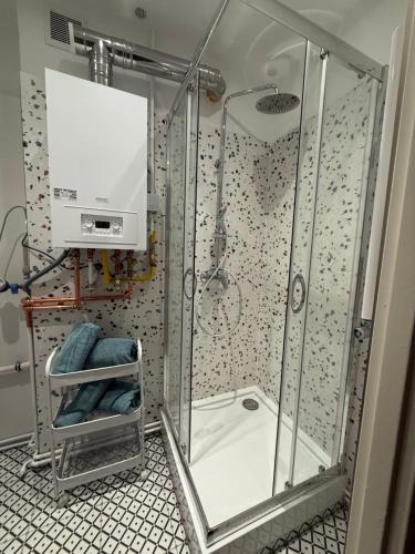 una ducha con mampara de cristal en un baño en FABRYCZNA Przytulność, en Zielona Góra