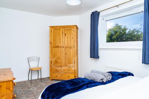 Postel nebo postele na pokoji v ubytování Elegant 5Bed Home with Free Parking at City Centre, Sleeps 10