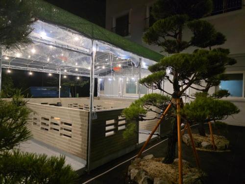 Ein Garten an der Unterkunft Brown Dote Hotel Geunpohang