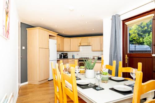 Kuchyň nebo kuchyňský kout v ubytování Elegant 5Bed Home with Free Parking at City Centre, Sleeps 10