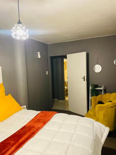 Postel nebo postele na pokoji v ubytování Cloud 10 Hideaway