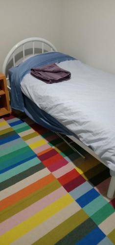 Katil atau katil-katil dalam bilik di Near Train Station Transport Hub with Bicycle Locker