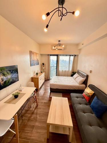 a living room with a bed and a couch at Makati Luxury Hotel Room Balcony Air Residence in Sampong