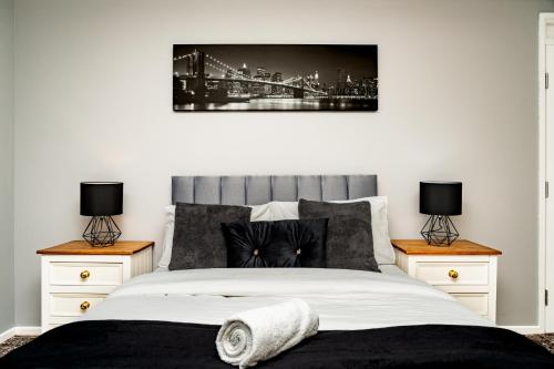Postel nebo postele na pokoji v ubytování Elegant 5Bed Home with Free Parking at City Centre, Sleeps 10