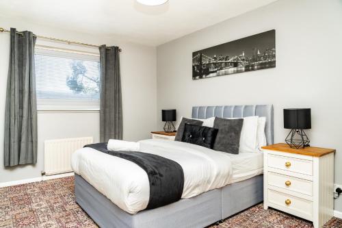 Postel nebo postele na pokoji v ubytování Elegant 5Bed Home with Free Parking at City Centre, Sleeps 10