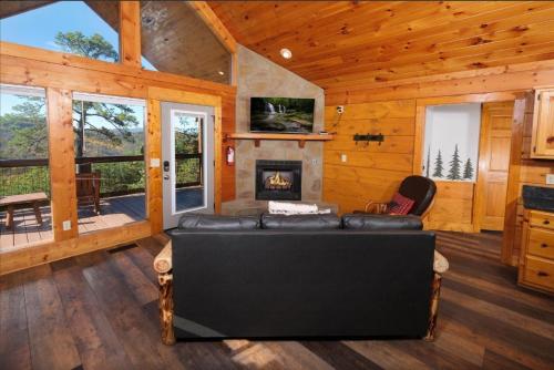 TV a/nebo společenská místnost v ubytování Panoramic Pointe cabin