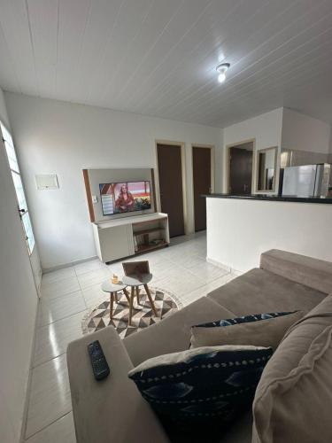 a living room with a couch and a tv at A 10 minutos do maior Natal luz de Pe in Garanhuns