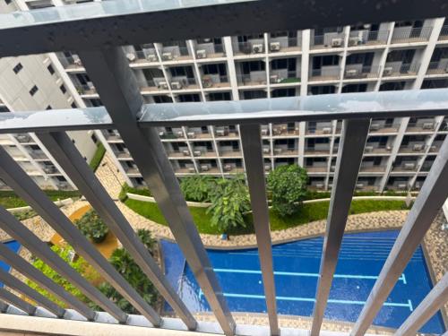 desde el balcón de un edificio con piscina en SHORE Staycation in MOA by MLG, en Manila