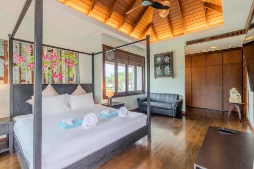 En eller flere senge i et værelse på V241 3BR Peaceful Pool Villa, Garden & Jacuzzi