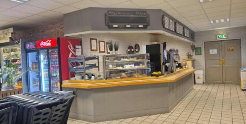 ein Geschäft mit einer Kasse in einem Geschäft in der Unterkunft Breifossen hytteutleie in Namsskogan