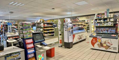 einen Einkaufsgang eines Lebensmittelgeschäfts mit in der Unterkunft Breifossen hytteutleie in Namsskogan