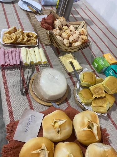 un tavolo con un sacco di diversi tipi di cibo di Pousada Vila Artesão a Resende Costa