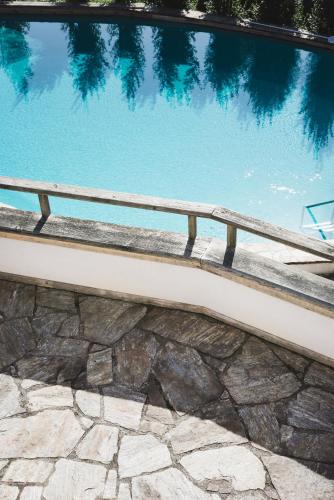a fence next to a swimming pool at Hotel Saziani in Straden