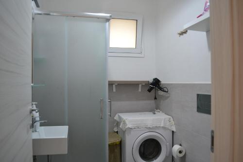 a small bathroom with a toilet and a window at Prima Fila in Calabernardo