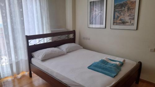 a bed with a towel on it in a bedroom at Ευρύχωρο και άνετο διαμέρισμα in Larisa