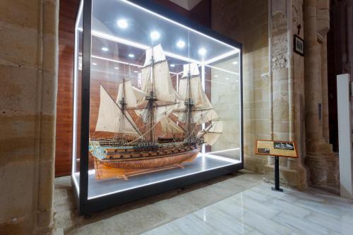 a picture of a ship in a display case at CASA RURAL LES ROQUETES in Ráfales