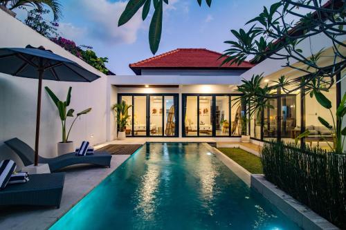 an image of a swimming pool in a villa at Villa CanSavina - 3 Rooms - Center Of Seminyak in Seminyak