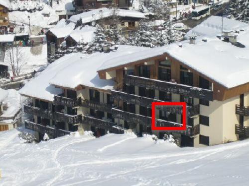 Studio cabine 2 étoiles centre centre La Clusaz pour 4p départ skis aux pieds
