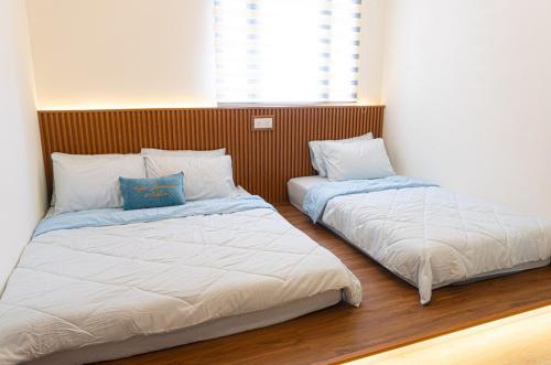two twin beds in a room with at Cyberjaya HOMEstay With Playground Slide - 5 Pax in Gua Sai