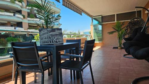 Roma Eur con piscina stagionale esternaにあるバルコニーまたはテラス