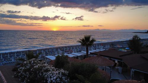 a view of a beach with a sunset at Casette Comfort al mare - Ipanema Family Club Diamante in Diamante