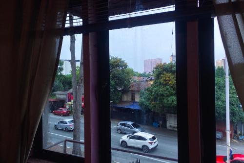 Aussicht aus einem Fenster einer Straße mit Autos in der Unterkunft Mia Homestay in Kuala Terengganu