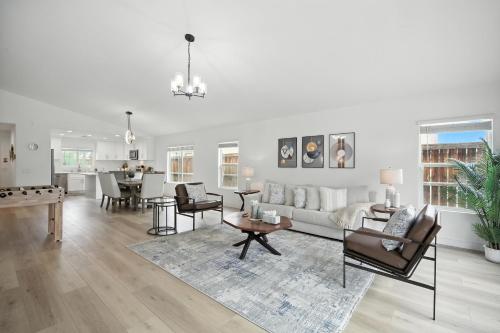 un soggiorno con un divano e un tavolo di Sunny Desert Retreat Near Coachella & Stagecoach home a Desert Groves Mobile Home Park