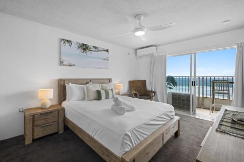 een slaapkamer met een bed met uitzicht op de oceaan bij Pacific Plaza Apartments in Gold Coast