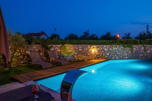 Kolam renang di atau dekat dengan Villa Shadow