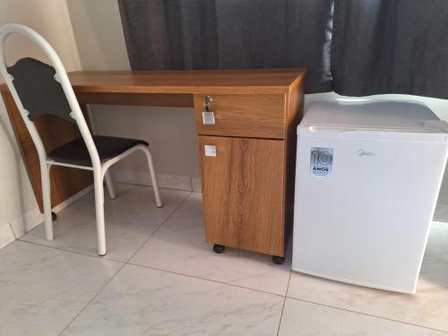 un escritorio con una silla junto a un cubo de basura en Hostel granville, en Sinop