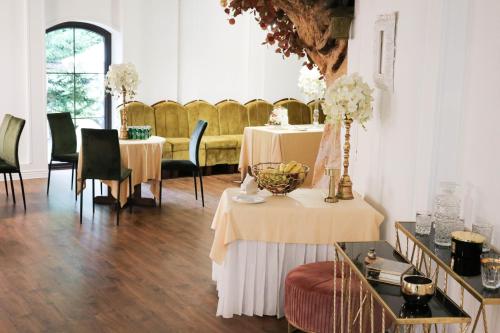 une pièce avec deux tables et des chaises décorées de fleurs dans l'établissement Majoro sodyba, 
