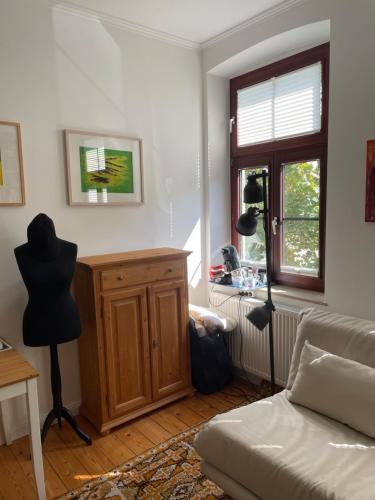 a living room with a couch and a table at Juwel in Neuss, 12 min vom HBF Düsseldorf entfernt in Neuss