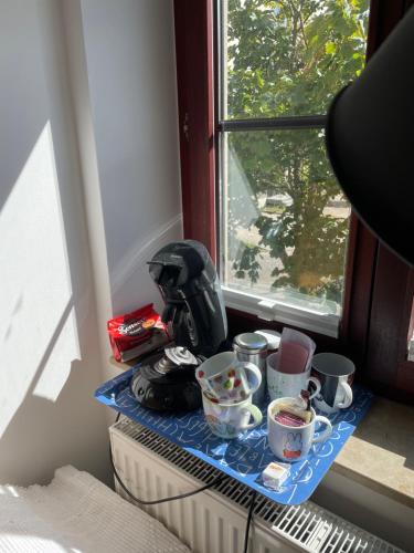 a tray with cups of coffee on a window sill at Juwel in Neuss, 12 min vom HBF Düsseldorf entfernt in Neuss