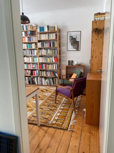 a room with bookshelves filled with books at Juwel in Neuss, 12 min vom HBF Düsseldorf entfernt in Neuss