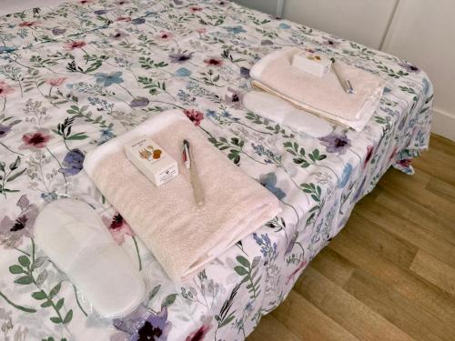 a bed with towels and napkins on it at Pastel De Nata #Hypercentre #Stationnement facile in Cognac