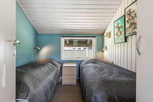 two beds in a small room with a window at C11729-Hemmet-Vester-Faelled-192-I1 in Falen