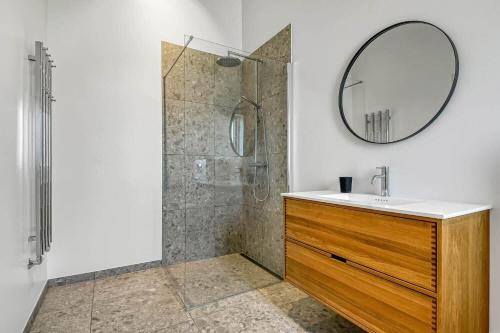 un bagno con doccia, lavandino e specchio di C11642-Bork-Nordmarken-3 a Falen